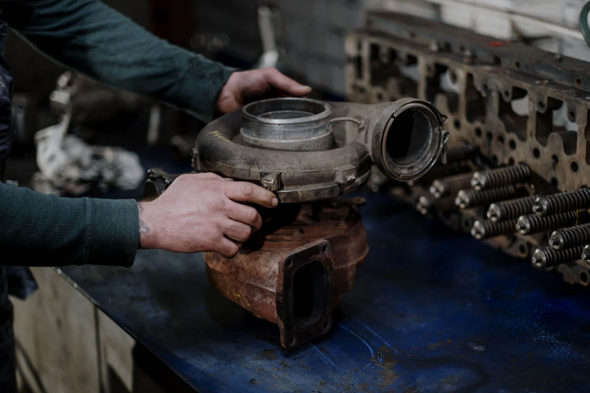 Mécanicien examinant un turbocompresseur déposé pour confirmer un turbo HS