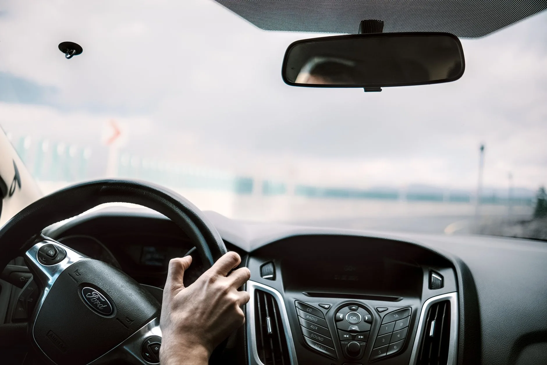 Volant qui vibre : causes selon la vitesse et diagnostic